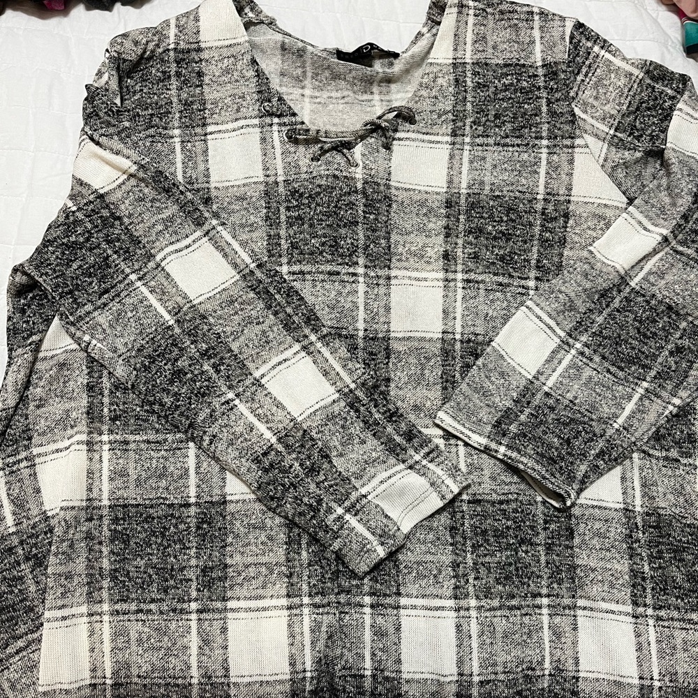 Women’s 3x lightweight sweater black, white and gray